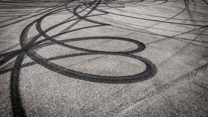 Lorsque Ken Block exécute des figures de drift, il laisse des traces caractéristiques sur l'asphalte. L'Audi S1 e-tron Quattro Hoonitron¹ lui confère pour cela un énorme potentiel de performance.