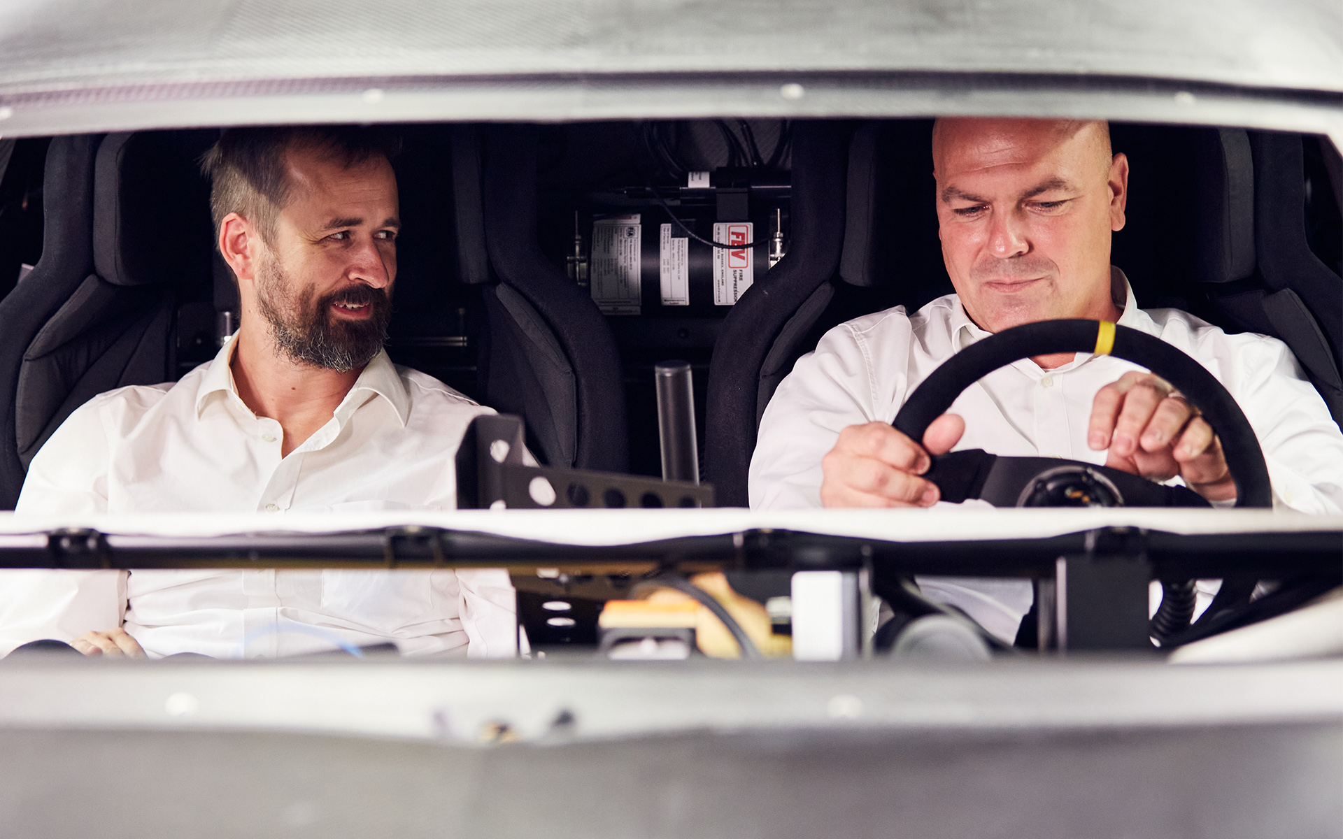 Bastian Rosenauer (à gauche) développe les modèles de série chez Audi Sport, sous la direction de Stefan Murrweiss (à droite). Pour construire l'Audi S1 e-tron Quattro Hoonitron¹, ils ont tous deux pu s'appuyer sur leur expérience et leur réseau professionnels.