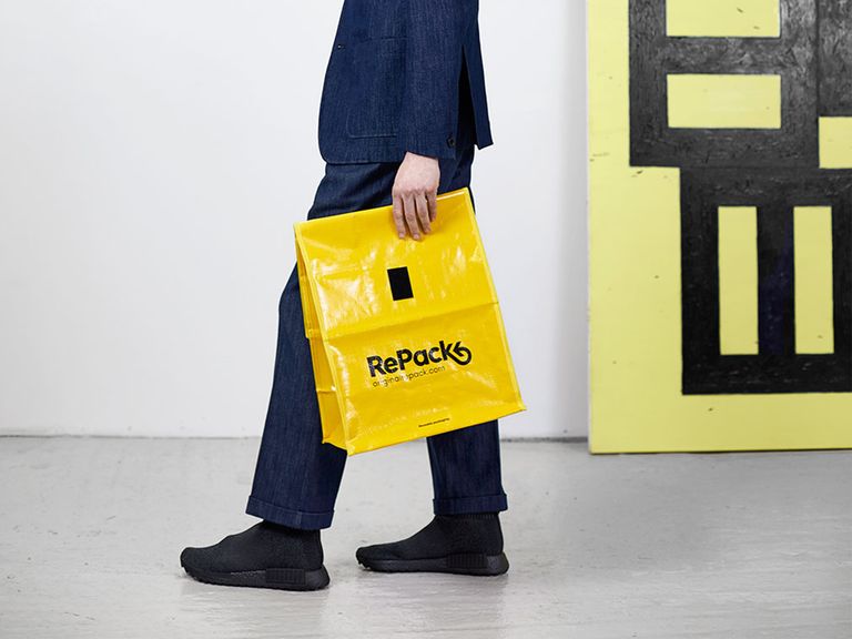 Quelqu'un portant un RePack-Bag jaune
