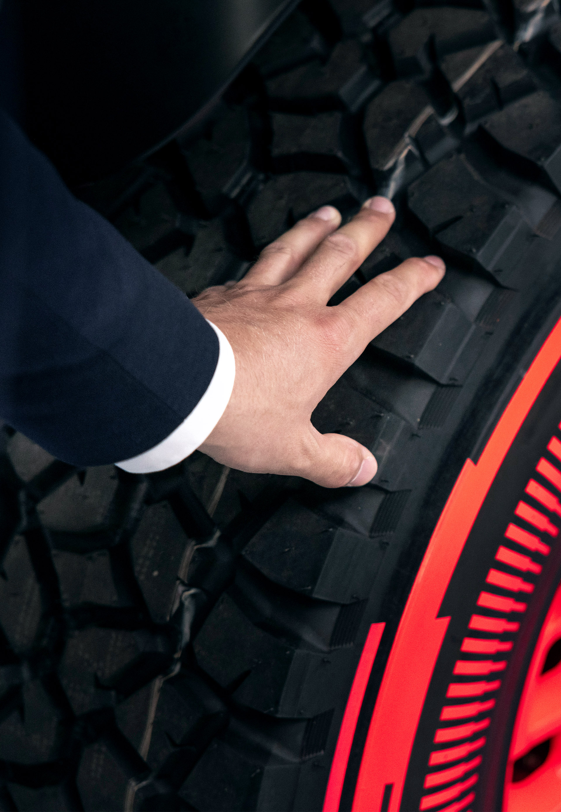 Une main sur un pneu de l'Audi RS Q e-tron.