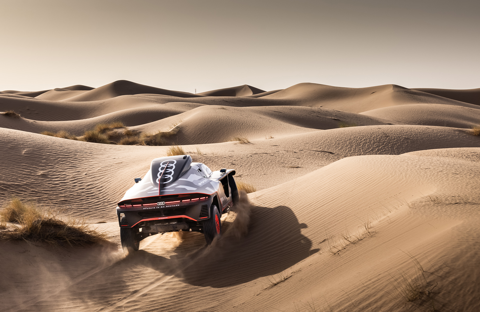 L'Audi RS Q e-tron dans le désert.