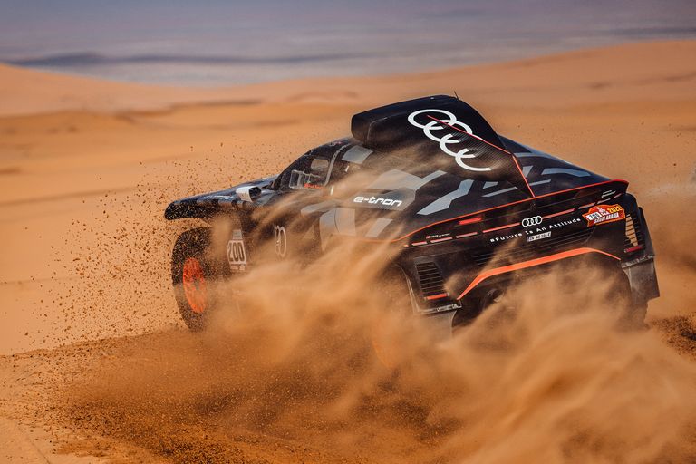 Vue arrière de l'Audi RS Q e-tron dans le désert